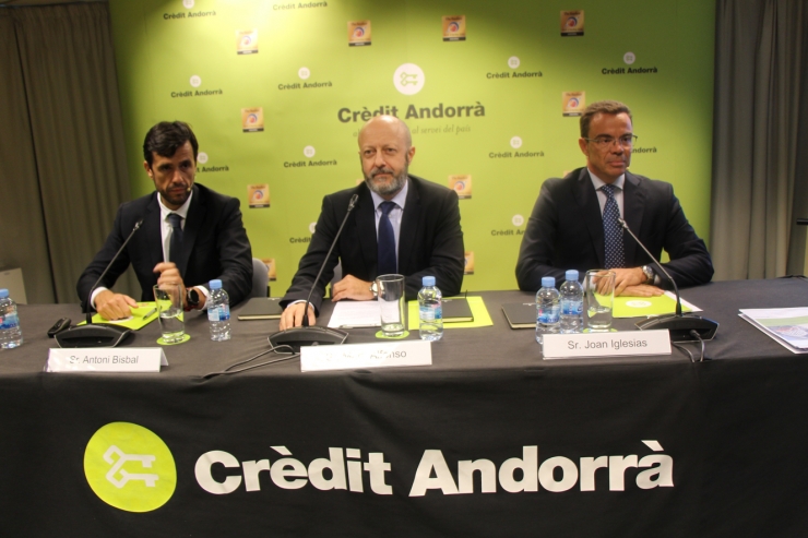 L'economista Antoni Bisbal, el director de l'àrea de Negoci de Crèdit Andorrà, Martí Alfonso, i l'advocat Joan Iglesias a l'inici de la conferència.
 