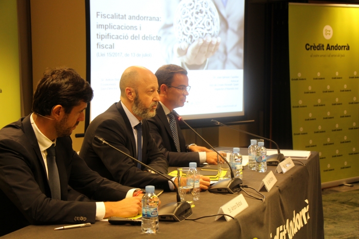 L'economista Antoni Bisbal, el director de l'àrea de Negoci de Crèdit Andorrà, Martí Alfonso, i l'advocat Joan Iglesias a l'inici de la conferència.
 