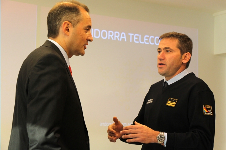 El director general d'Andorra Telecom, Jordi Nadal, i el director adjunt dels bombers, Jordi Farré, aquest dilluns en roda de premsa.