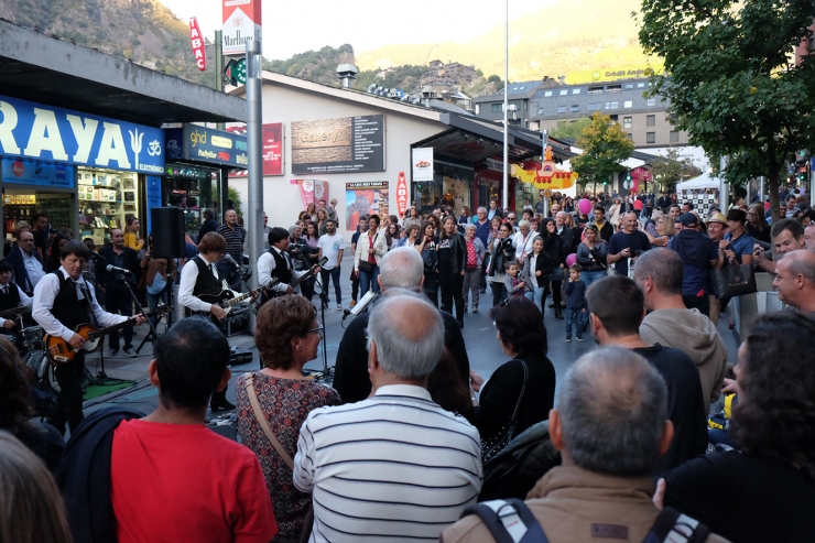 L'avinguda Carlemany plena a vessar aquest dissabte a la tarda.