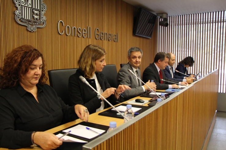 El ministre Gilbert Saboya acompanyat de la directora de Transport, Irene González, i la secretària d'Estat de Comerç i Competitivitat, Neus Soriano.