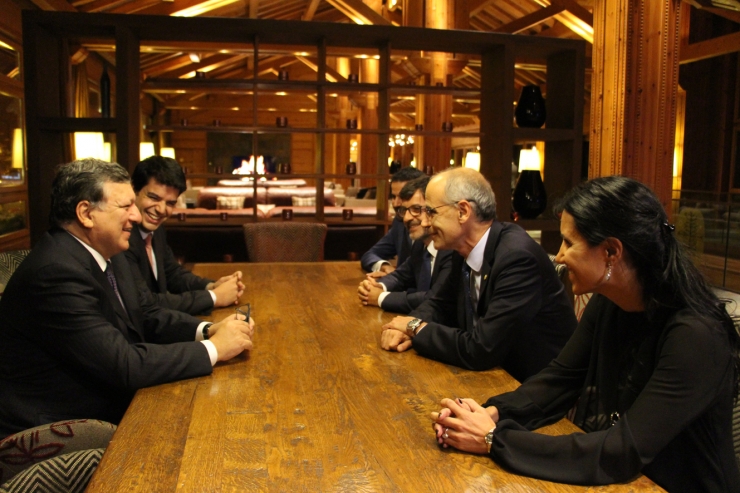 Un moment de la trobada entre l'expresident de la Comissió Europea, José Manuel Durao Barroso amb el cap de Govern, Toni Martí i el ministre de Finances, Jordi Cinca, aquest dijous al vespre a Soldeu.