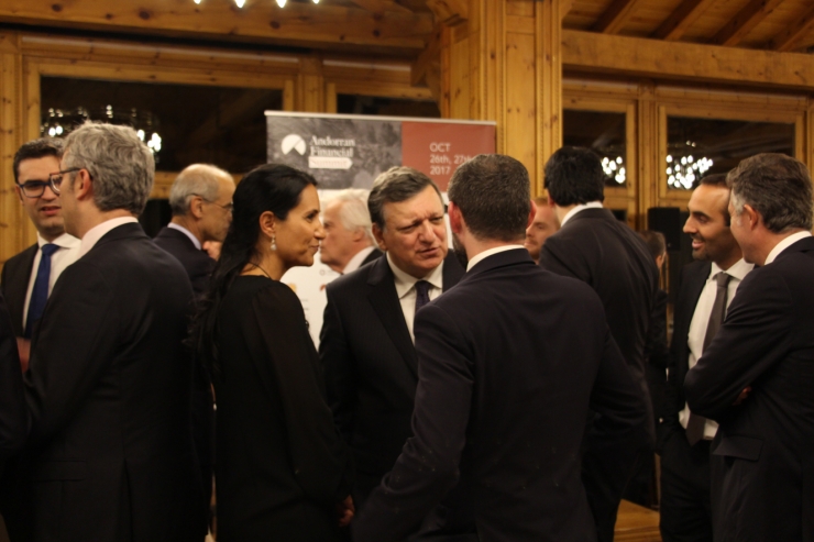 L'expresident de la Comissió Europea, José Manuel Durao Barroso conversa amb el conseller Marc Ballestà.