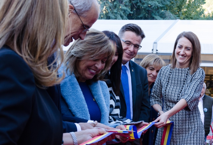 Un moment del tall de la cinta per part de les autoritats.