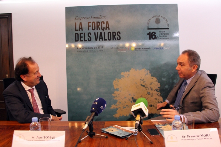 El secretari tècnic de l'EFA, Joan Tomàs, i el president de l'EFA, Francesc Mora, presenten el 16è fòrum de l'entitat.