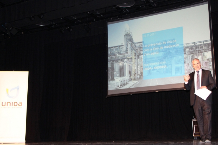 El conferenciant i consultor Joan Vicenç Duran Llàcer, durant la conferència que ha pronunciat a la presentació d'Unida Qualitat i Prevenció.