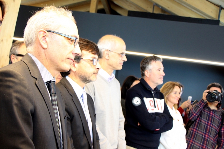 El ministre de Turisme, Francesc Camp, i el cap de Govern, Toni  Martí, entre d'altre, durant la inauguració de l'edifici de serveis del  Coll de la Botella.