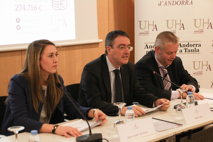 La directora i el president de la Unió Hotelera, Sara-Janeh Jiménez i Manel Ara, i el xef Carles Flinch.