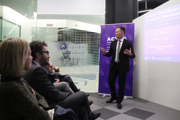 El líder del clúster d'educació d'Actua, Ferran Costa, durant la presentació del projecte Tàndem. A primera fila, el ministre d'Educació, Ensenyament Superior i Recerca, Eric Jover, i la directora d'Andorra, Desenvolupament i Inversió (ADI), Judit Hidalgo.