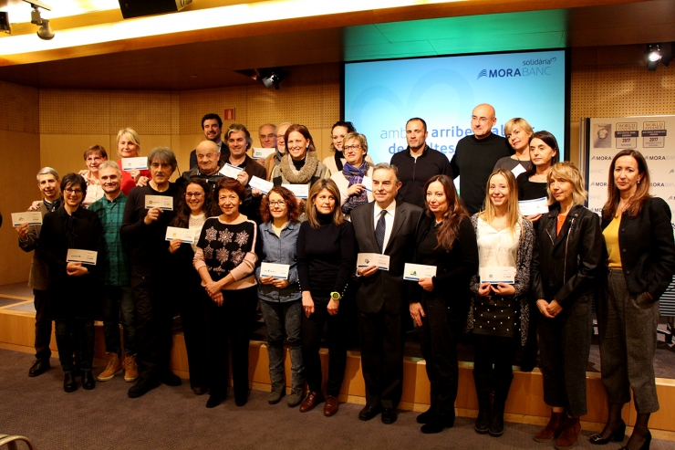 Foto conjunta de totes les entitats que han recollit el xec aquest dimecres a la tarda.