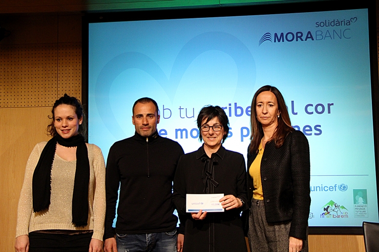 La directora d’Unicef Andorra, Marta Alberch, recull el xec.