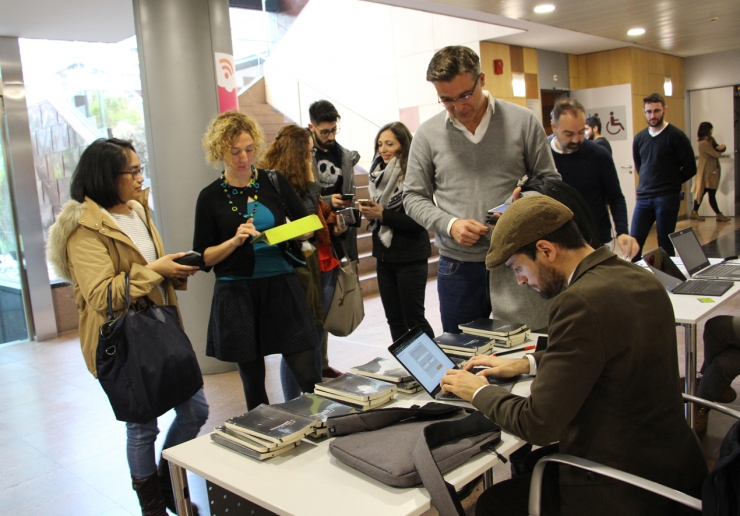 El ponent Joan Boluda firma un exemplar del seu manual, 'Guía del emprendedor', al cònsol menor d'Andorra la Vella, Marc Pons.