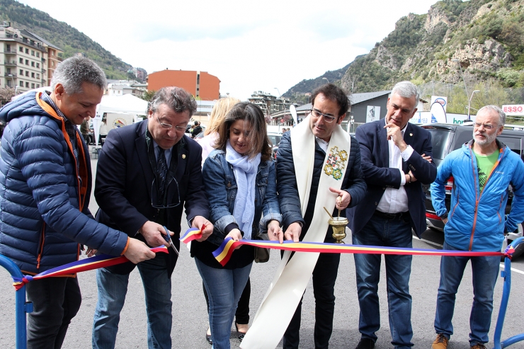 Les autoritats tallen la cinta per inaugurar la fira.