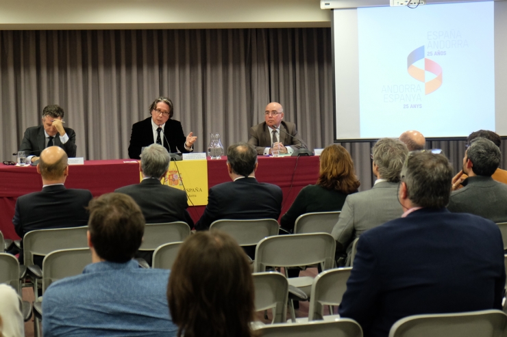 Conferència del catedràtic d'Ètica, Norbert Bilbeny, a l'ambaixada espanyola.