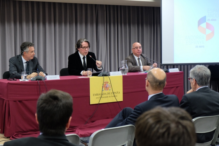 Conferència del catedràtic d'Ètica, Norbert Bilbeny, a l'ambaixada espanyola.