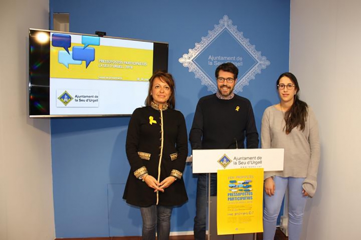 La regidora de Participació Ciutadana, Anna Vives, l'alcalde de la Seu d'Urgell, Albert Batalla, i la responsable dels pressupostos participatius, Judit Cerdaña.