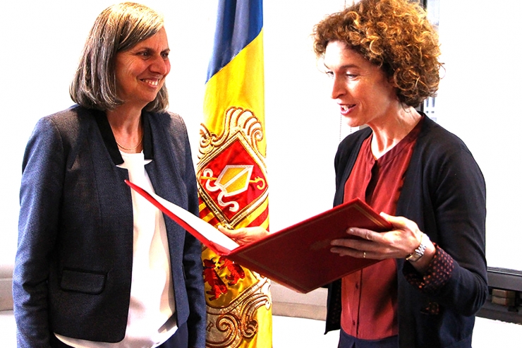 La ministra d'Afers Exteriors, Maria Ubach, i l’ambaixadora de França a Andorra, Jocelyne Caballero, durant el lliurament de l’instrument de ratificació de l’acord de l'RN20.