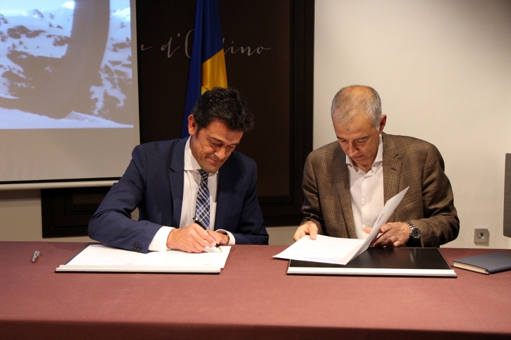 El fins ara president de Secnoa i cònsol major d'Ordino, Josep Àngel Mortés, i l'actual president de Secnoa, Joan Viladomat, durant la signatura.