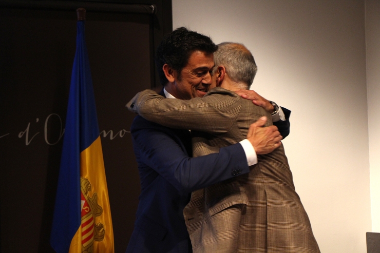 El fins ara president de Secnoa i cònsol major d'Ordino, Josep Àngel Mortés, i l'actual president de Secnoa, Joan Viladomat, després de la signatura.