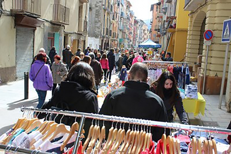 Venda al carrer de botigues de la Seu d'Urgell.