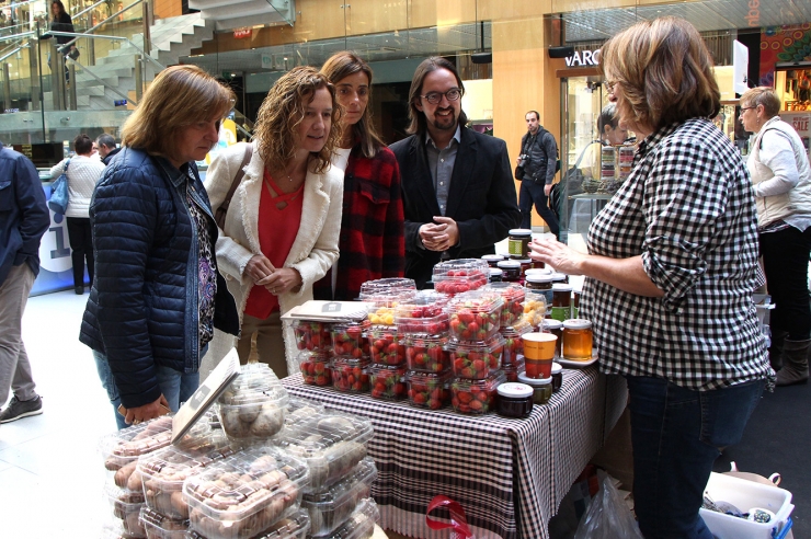 La ministra de Medi Ambient, Agricultura i Sostenibilitat, Sílvia Calvó;  el director del departament d'Agricultura, Landry Riba; la cònsol major  d'Escaldes-Engordany, Trini Marín i la representant d'illa Carlemany  Meritxell Sangrà, visitant els estands de l'interior.