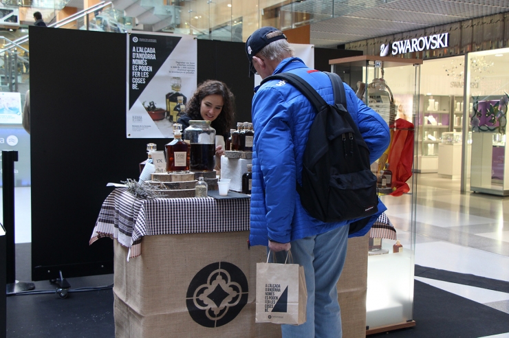 Un visitant de la mostra, en un dels estands.