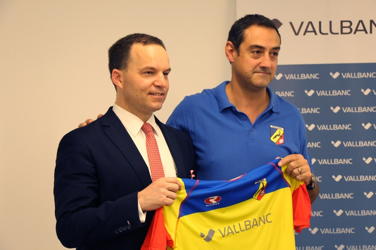 El conseller delegat de Vall Banc, Michael Christner, i el president de la Federació Andorra de Rugbi, David Ferré amb la samarreta de la selecció sènior pel partit contra Eslovàquia.