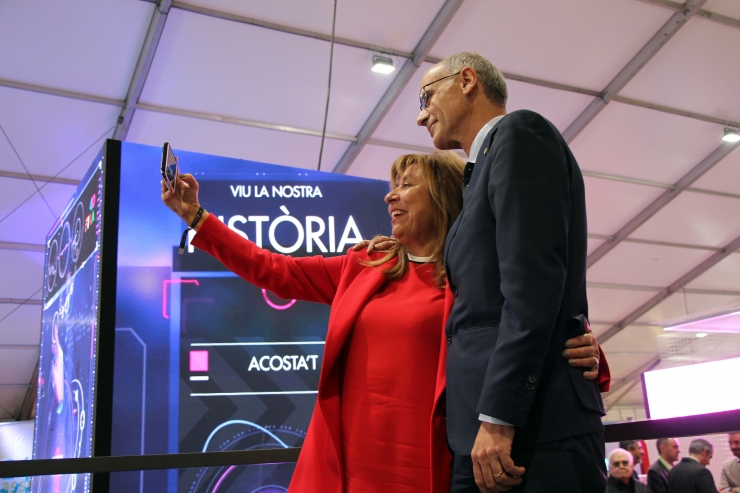 La cònsol major d'Andorra la Vella, Conxita Marsol, i el cap de Govern, es fan un 'selfie' durant la fira.