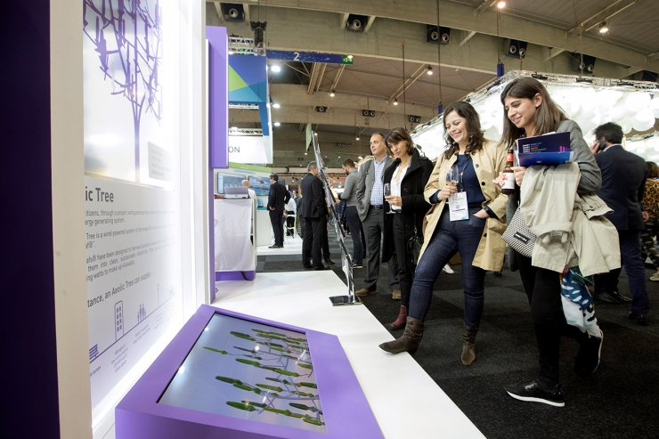 Uns visitants observen un dels projectes de l'estand d'Andorra a l'Smart Expo.