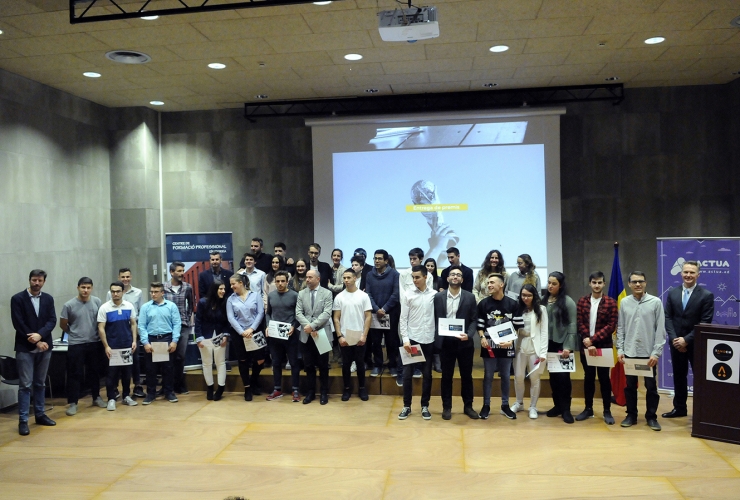 Foto de família dels equips participants, de les autoritats i del personal docent.