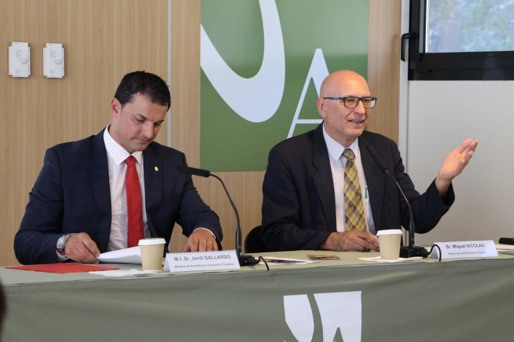 El ministre de Presidència, Economia i Empresa, Jordi Gallardo, i el rector de l'UdA, Miquel Nicolau, durant l'acte de clausura del Taller d'Emprenedors 2019.