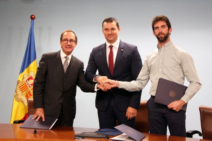 D'esquerra a dreta: el representant d'Alta Riba Distribució, Josep Manzano; el ministre de Presidència, Economia i Empresa, Jordi Gallardo, i el representant d'Ilunion Bugaderia Industrial, Francesc Millaret, després de la signatura del conveni.