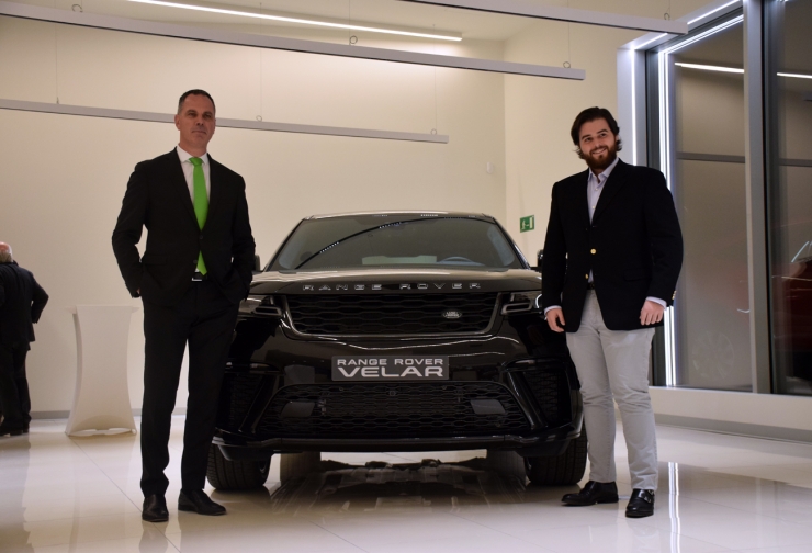 Un dels comerciants del nou espai de Pyrénées amb el representant de Land Rover a Espanya.