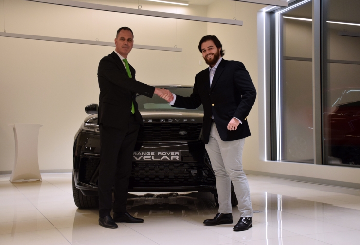 Un dels comerciants del nou espai de Pyrénées amb el representant de Land Rover a Espanya.