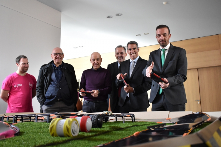 El ministre d'Ordenament Territorial, Jordi Torres; el cònsol menor  d'Escaldes-Engordany, Joaquim Dolsa; el rector de la Universitat  d'Andorra, Miquel Nicolau; el secretari d’Estat de Telecomunicacions i  Infraestructures, Cèsar Marquina; i el director general d'Andorra Telecom, Jordi Nadal, durant la inauguració del saló.