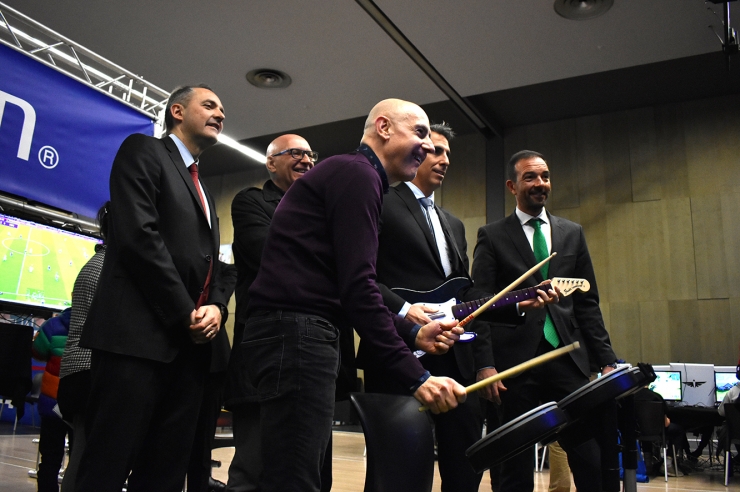 El ministre d'Ordenament Territorial, Jordi Torres; el cònsol menor  d'Escaldes-Engordany, Joaquim Dolsa; el rector de la Universitat  d'Andorra, Miquel Nicolau; el secretari d’Estat de Telecomunicacions i  Infraestructures, Cèsar Marquina; i el director general d'Andorra Telecom, Jordi Nadal, en un dels jocs del saló.