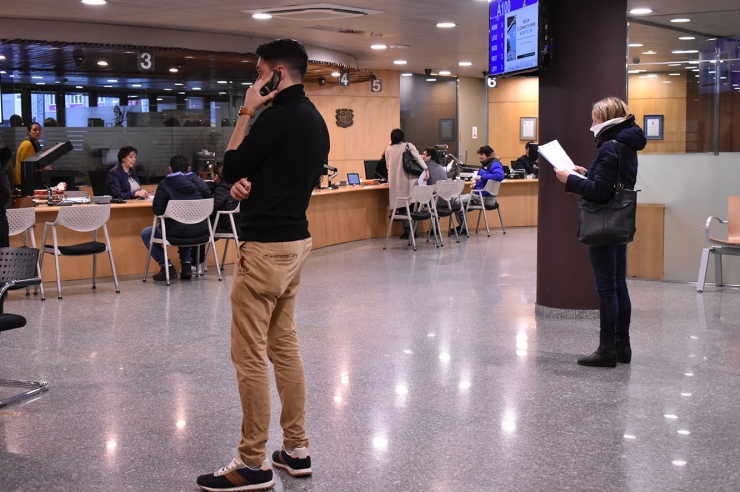 Ciutadans dins del Govern esperant per fer tràmits, aquest divendres al matí.