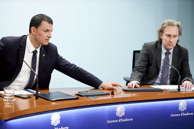 El ministre Jordi Gallardo, juntament amb Alexandre Cucurella, director del Departament de Registres Jurídics i Econòmics del Ministeri de Presidència, Economia i Empresa, aquest dijous a Govern.