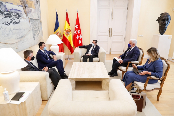 Un moment de la trobada del ministre de Presidència, Economia i Empresa, Jordi Gallardo, amb el conseller d'Economia, Hisenda i Treball de la Comunitat de Madrid, Javier Fernández-Lasquetty.