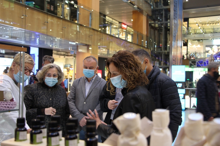 La ministra de Medi Ambient, Agricultura i Sostenibilitat, Sílvia Riva, durant la visita a la 9a Mostra de productes agrícoles i artesanals d'Andorra.