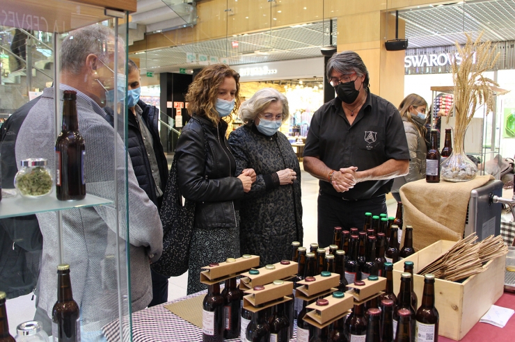 La ministra de Medi Ambient, Agricultura i Sostenibilitat, Sílvia  Riva, durant la visita a la 9a Mostra de productes agrícoles i  artesanals d'Andorra.