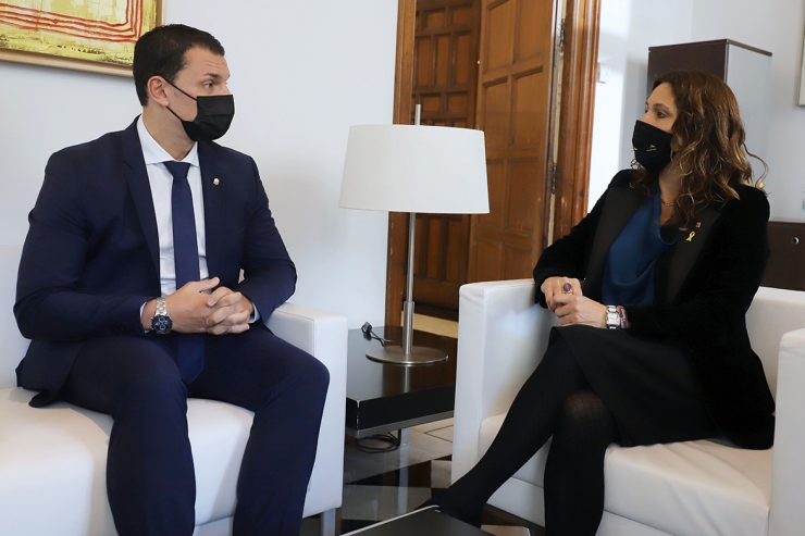 Un moment de la trobada entre el ministre de Presidència, Economia i Empresa, Jordi Gallardo, i la consellera de Presidència de la Generalitat de Catalunya, Laura Vilagrà.