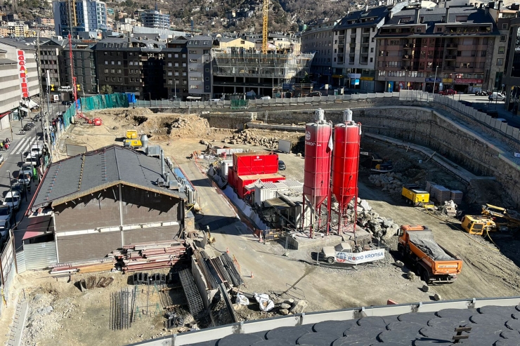 Treballs de construcció d’un futur centre comercial al Fener.