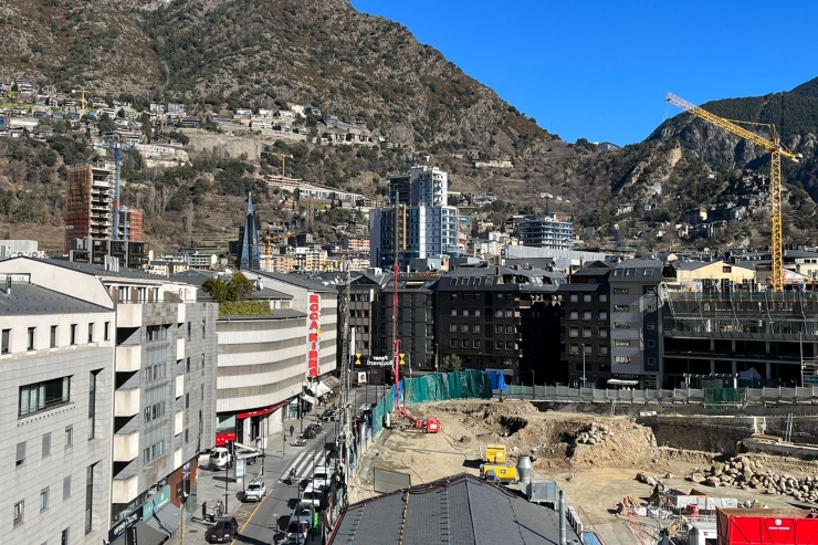 Grues a la zona de les torres que es construeixen a Escaldes-Engordany.