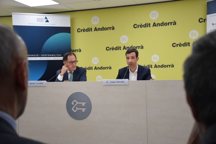 El conseller executiu i director general de Crèdit Andorrà, Xavier Cornella, i el president de la Trobada Empresarial al Pirineu, Josep Serveto, durant la roda de premsa d'aquest dimarts.