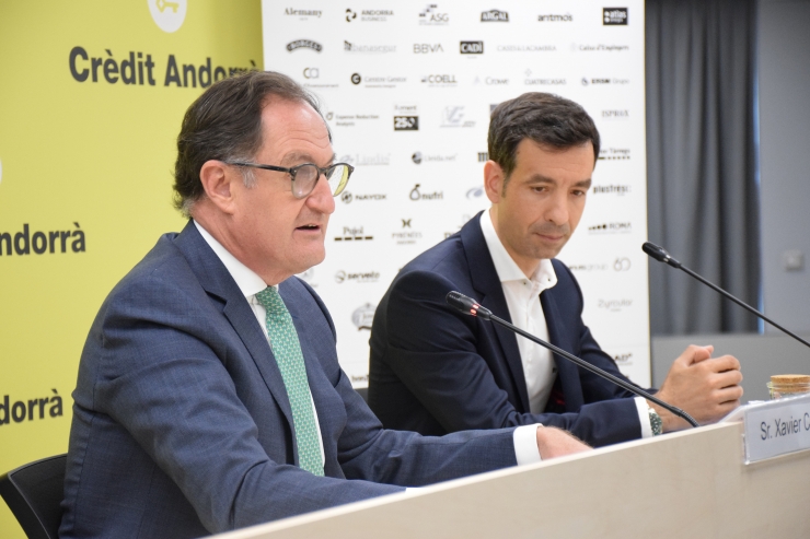 El conseller executiu i director general de Crèdit Andorrà, Xavier Cornella, i el president de la Trobada Empresarial al Pirineu, Josep Serveto, durant la roda de premsa d'aquest dimarts.