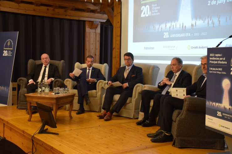 Els participants a la taula rodona 'L’aeroport d’Andorra – La Seu: la nostra connexió a Europa'.