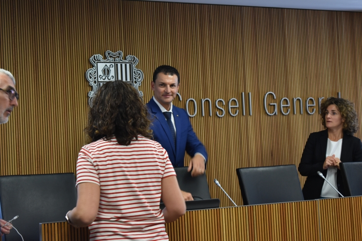 El ministre de Presidència, Economia i Empresa, Jordi Gallardo, moments abans de la compareixença davant la comissió legislativa d'Economia.