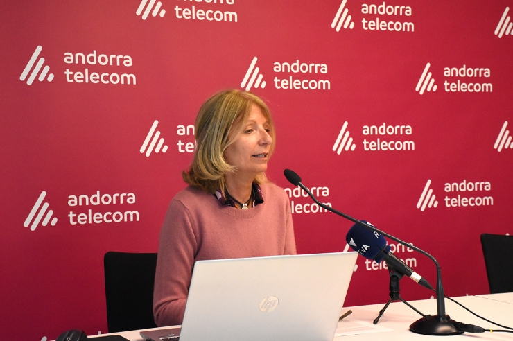 Inés Martí, responsable de responsabilitat social empresarial, patrocinis i premsa d'Andorra Telecom, durant la roda de premsa de presentació de la jornada.