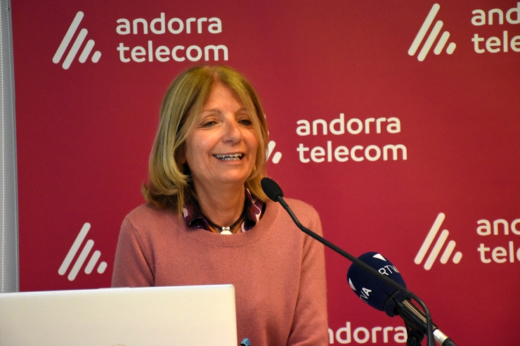 Inés Martí, responsable de responsabilitat social empresarial,  patrocinis i premsa d'Andorra Telecom, durant la roda de premsa de  presentació de la jornada.